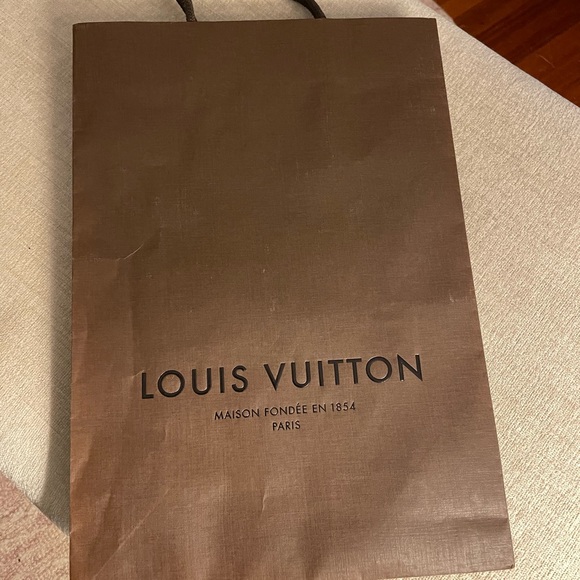 Louis Vuitton - Picture 2 of 4